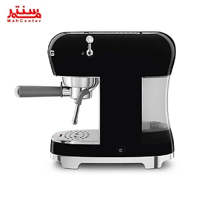 یک دستگاه اسپرسو Smeg مشکی با صفحه نمایش جلویی، نازل بخار و سینی چکه نشان داده شده است که در پس زمینه سفید قرار دارد.